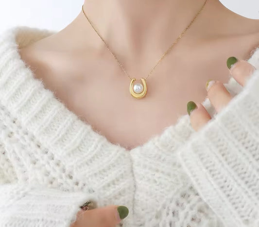 U-Shaped Pearl Pendant Necklace
