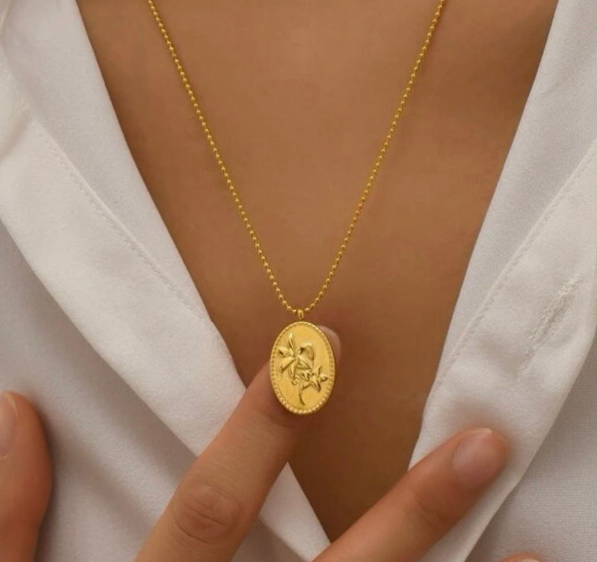 Oval Flower Pendant Necklace